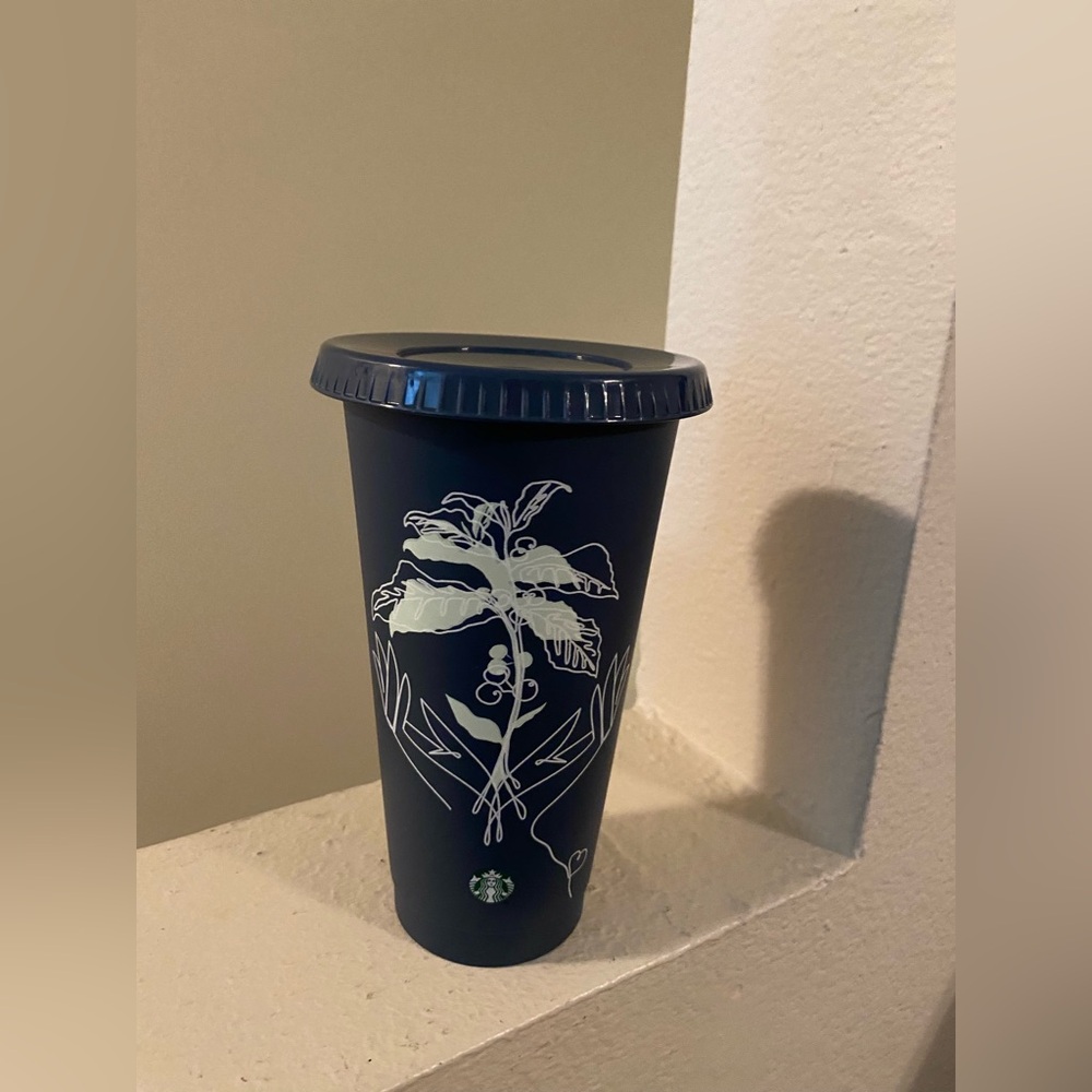 🐠 Starbucks Sip Stainably  Blue  Tumbler  White Floral Design withh Screw Lid